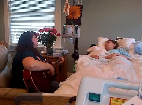 Ông bố hút triệu lượt xem khi ghi lại khoảnh khắc xúc động của con gái ung thư trên giường bệnh-1