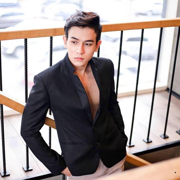 Ban đầu đứng cạnh Sơn Tùng, nhưng vì ăn hình anh lính vai phụ bị đẩy xuống cuối-4