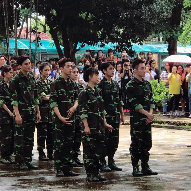 Ban đầu đứng cạnh Sơn Tùng, nhưng vì ăn hình anh lính vai phụ bị đẩy xuống cuối-1