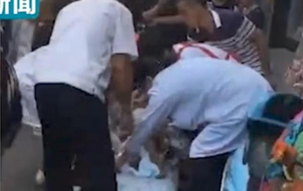 Mẹ đẻ rơi con khi đang đi xe máy, người đi đường không nhắc thì cũng không biết-2