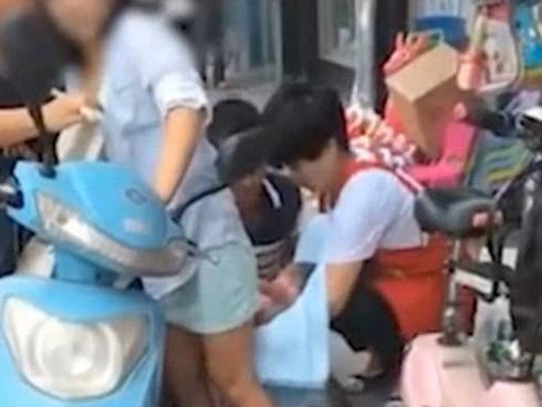 Mẹ đẻ rơi con khi đang đi xe máy, người đi đường không nhắc thì cũng không biết