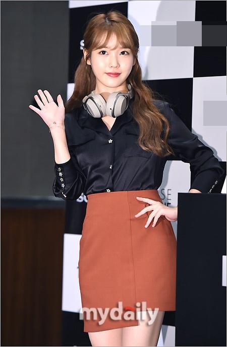 IU diện váy ngắn cũn - Yoona nổi bật nhất street style Hàn tuần qua-4