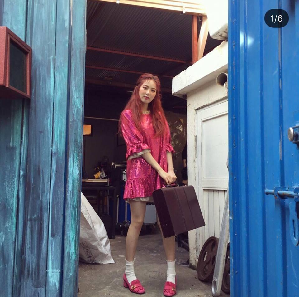 IU diện váy ngắn cũn - Yoona nổi bật nhất street style Hàn tuần qua-3