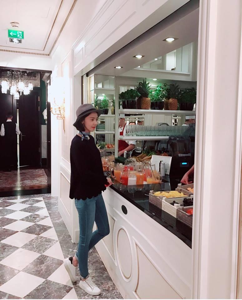 IU diện váy ngắn cũn - Yoona nổi bật nhất street style Hàn tuần qua-10