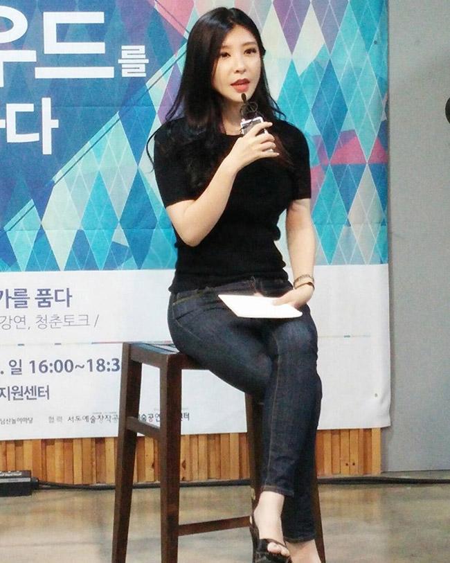 Nóng bỏng mắt trước vẻ đẹp gợi cảm của cô nàng giảng viên đại học-10