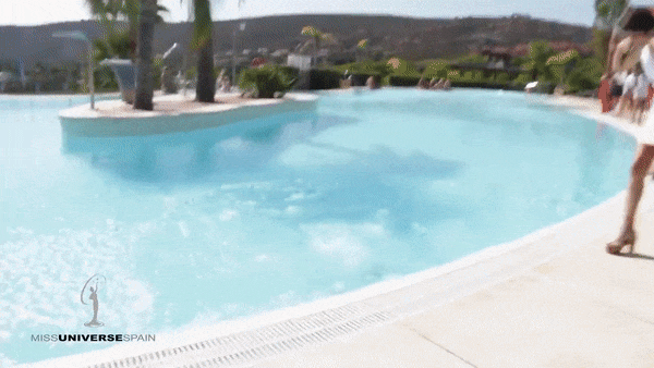 Mải khoe tài catwalk, thí sinh Hoa hậu Hoàn vũ Tây Ban Nha ngã lộn cổ xuống hồ bơi-2