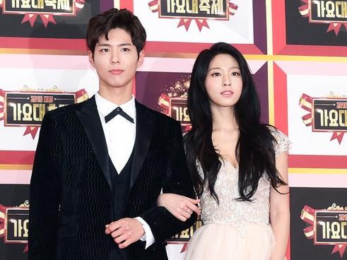 Sao Hàn 23/9: Cô gái rủ T.O.P hút cần sa dát hàng hiệu toàn thân khi tới tòa án-12