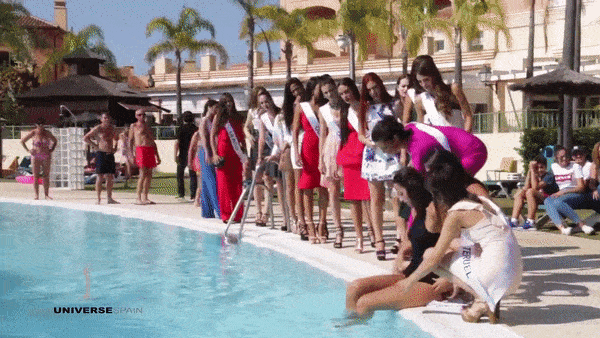 Mải khoe tài catwalk, thí sinh Hoa hậu Hoàn vũ Tây Ban Nha ngã lộn cổ xuống hồ bơi-4