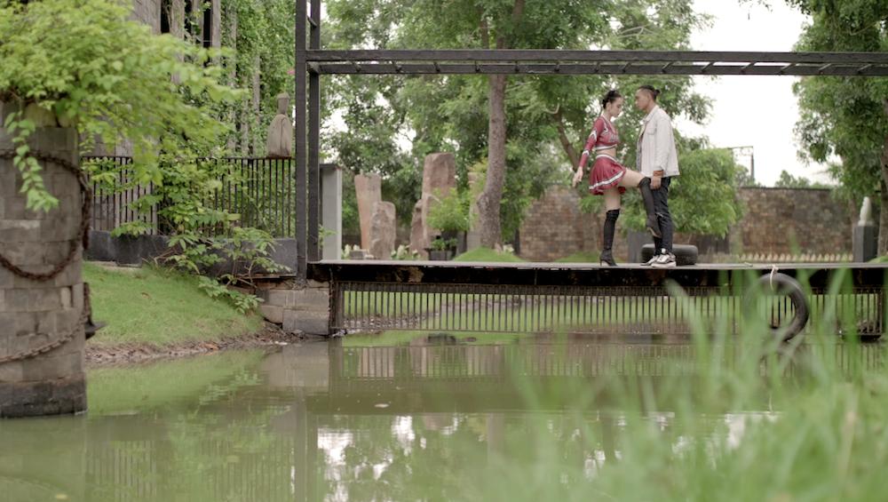 Rocker Nguyễn bắt cá 2 tay khi hôn Cindy V sau lưng Angela Phương Trinh-3