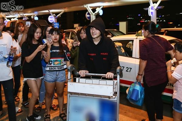 Clip: Đông Nhi quấn chặt không rời Ông Cao Thắng trước khi sang Hàn chinh chiến-1