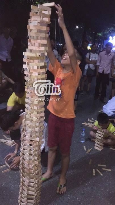 Cậu bé 10 tuổi khiến cả phố đi bộ nín thở theo dõi màn xếp hình cao 2 mét-1