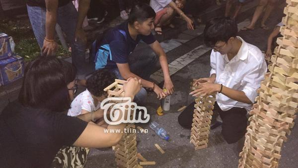 Cậu bé 10 tuổi khiến cả phố đi bộ nín thở theo dõi màn xếp hình cao 2 mét-3