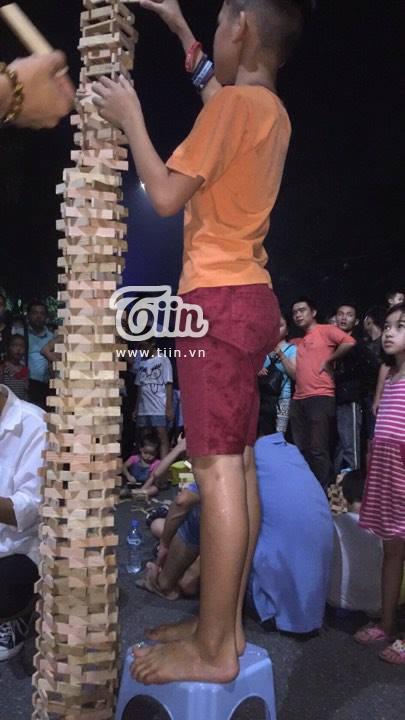 Cậu bé 10 tuổi khiến cả phố đi bộ nín thở theo dõi màn xếp hình cao 2 mét-4