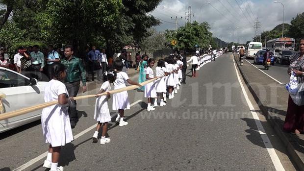 Bắt 250 em nhỏ bỏ học cầm đuôi váy cưới dài 3,2 km, cô dâu bị cảnh sát điều tra vì vi phạm quyền trẻ em-2