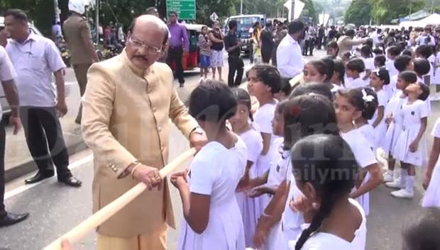 Bắt 250 em nhỏ bỏ học cầm đuôi váy cưới dài 3,2 km, cô dâu bị cảnh sát điều tra vì vi phạm quyền trẻ em-3