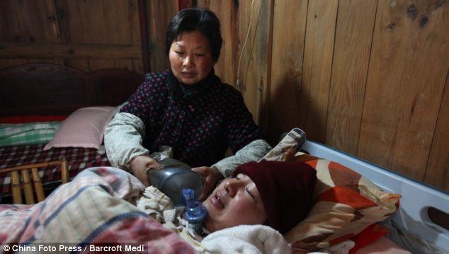 Bố mẹ ngày đêm bóp bóng thở suốt 5 năm trời giúp con duy trì sự sống, dừng lại 3 phút con sẽ chết-3