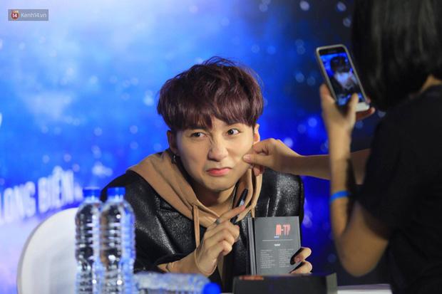 Đánh đủ các màu son, Sơn Tùng nào có kém cạnh chị em nào-8