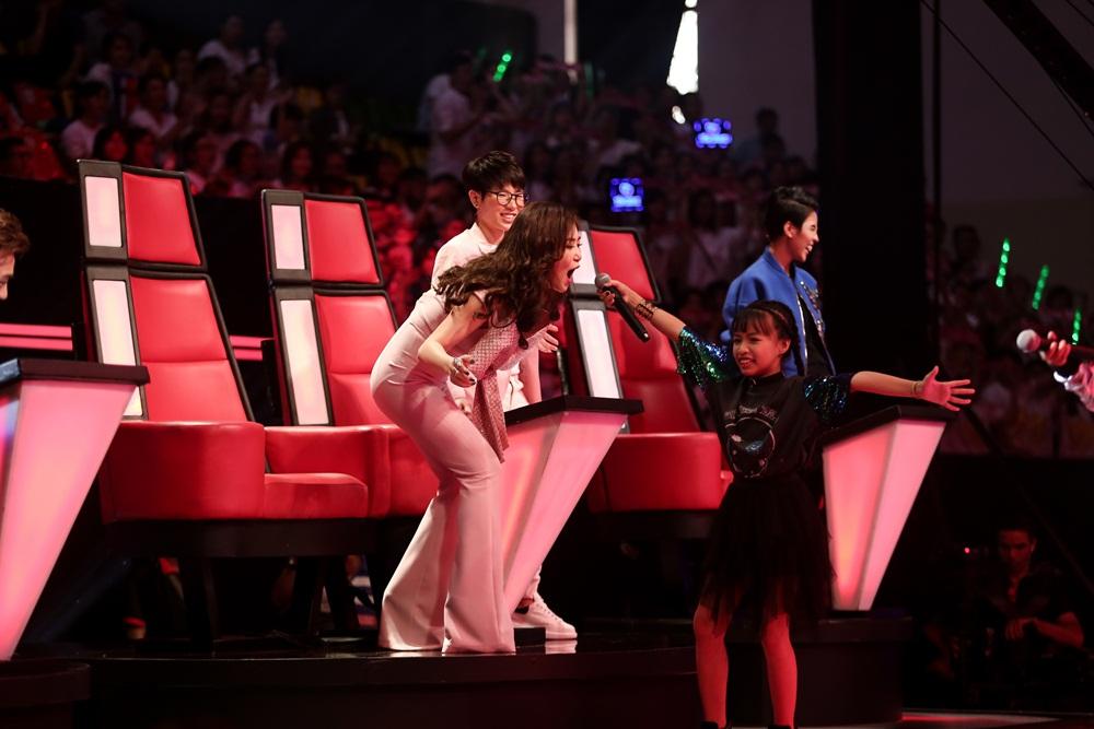 Không còn là Em gái mưa e ấp, Hương Tràm reo hò nhảy tưng bừng trên ghế nóng-1