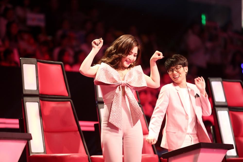 Không còn là Em gái mưa e ấp, Hương Tràm reo hò nhảy tưng bừng trên ghế nóng-2