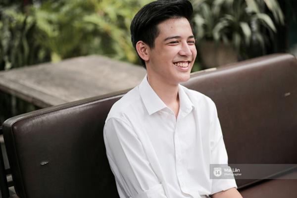 Hot boy cầm cờ: Mình nghĩ mình chưa đủ độ đẹp để nhận cái tên này-2