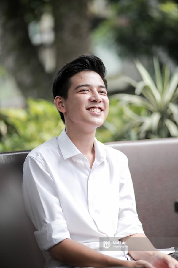 Hot boy cầm cờ: Mình nghĩ mình chưa đủ độ đẹp để nhận cái tên này-10