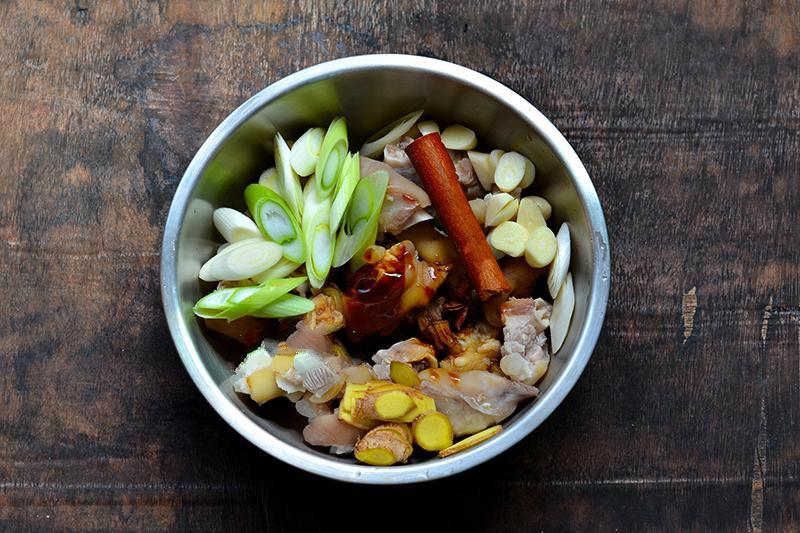 Đậm vị đưa cơm với món chân giò om siêu đơn giản-3