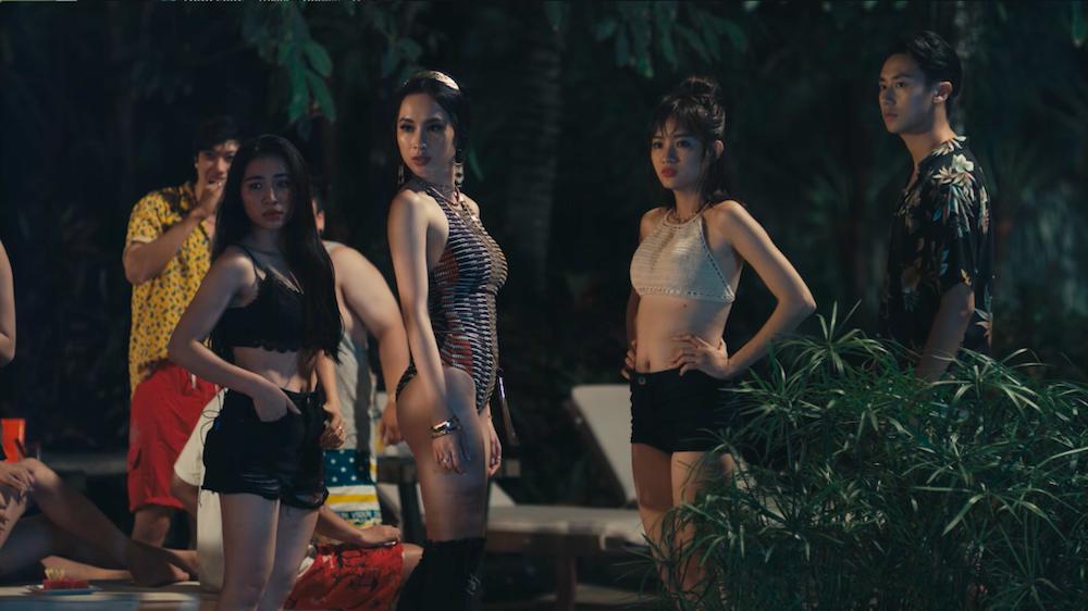 Nữ chính Glee Việt Nam Cindy V bị chê kém sắc và ít đất diễn hơn Angela Phương Trinh-11