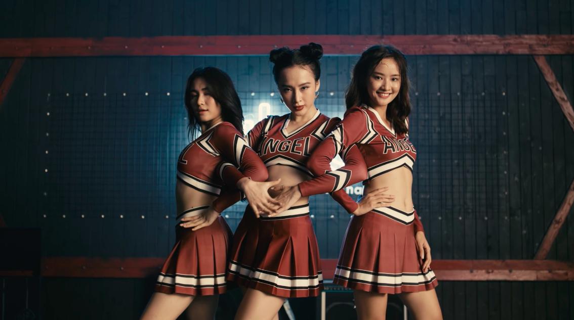 Nữ chính Glee Việt Nam Cindy V bị chê kém sắc và ít đất diễn hơn Angela Phương Trinh-12