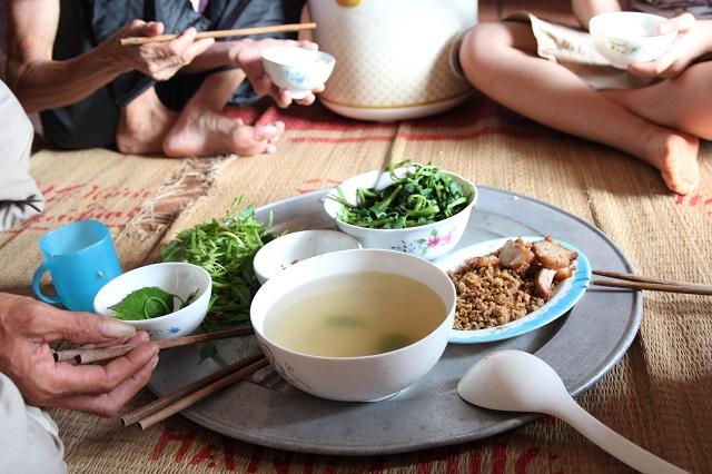 Hai cháu bé mồ côi ở Bắc Giang: Trời mưa, con chỉ lo bố mẹ ở trên trời bị ướt-1