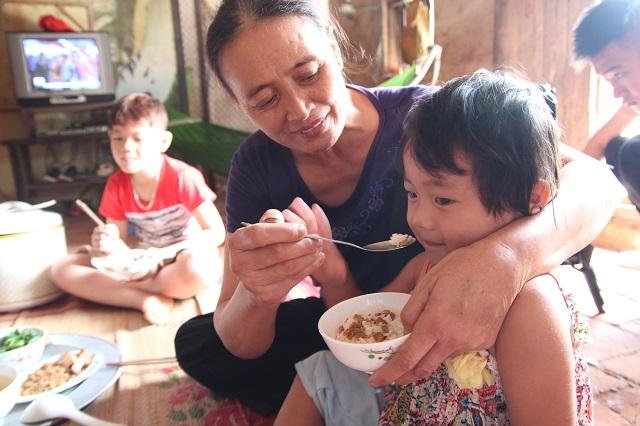 Hai cháu bé mồ côi ở Bắc Giang: Trời mưa, con chỉ lo bố mẹ ở trên trời bị ướt-8