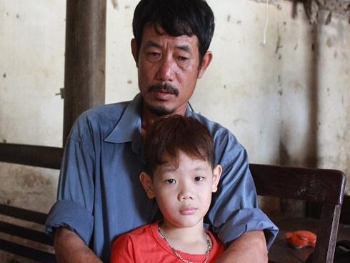 Hai cháu bé mồ côi ở Bắc Giang: 'Trời mưa, con chỉ lo bố mẹ ở trên trời bị ướt'