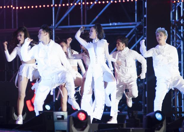 Bóc mác trang phục được khen ngợi của Đông Nhi tại Asia Song Festival 2017-8