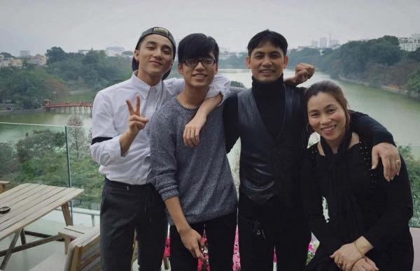 Bố mẹ và em trai tiết lộ về Sơn Tùng M-TP thời chưa nổi tiếng, bản hit triệu view được tạo ra từ chiếc máy tính giá rẻ-1