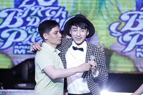 Bố mẹ và em trai tiết lộ về Sơn Tùng M-TP thời chưa nổi tiếng, bản hit triệu view được tạo ra từ chiếc máy tính giá rẻ-3