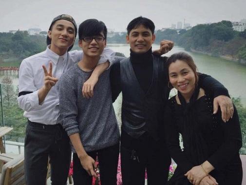 Bố mẹ và em trai tiết lộ về Sơn Tùng M-TP thời chưa nổi tiếng, bản hit triệu view được tạo ra từ chiếc máy tính giá rẻ