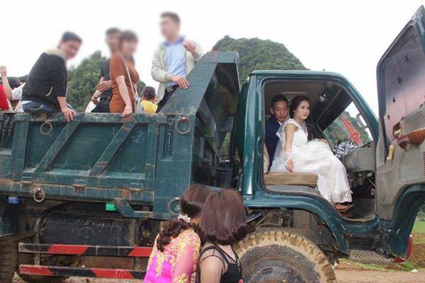 Rước dâu bằng 2 xe tải, cặp đôi Hòa Bình khiến cư dân mạng trầm trồ-1