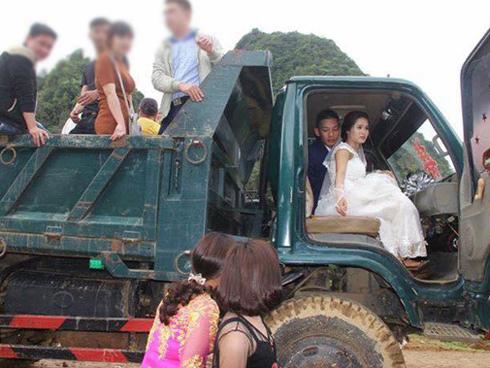 Rước dâu bằng 2 xe tải, cặp đôi Hòa Bình khiến cư dân mạng trầm trồ