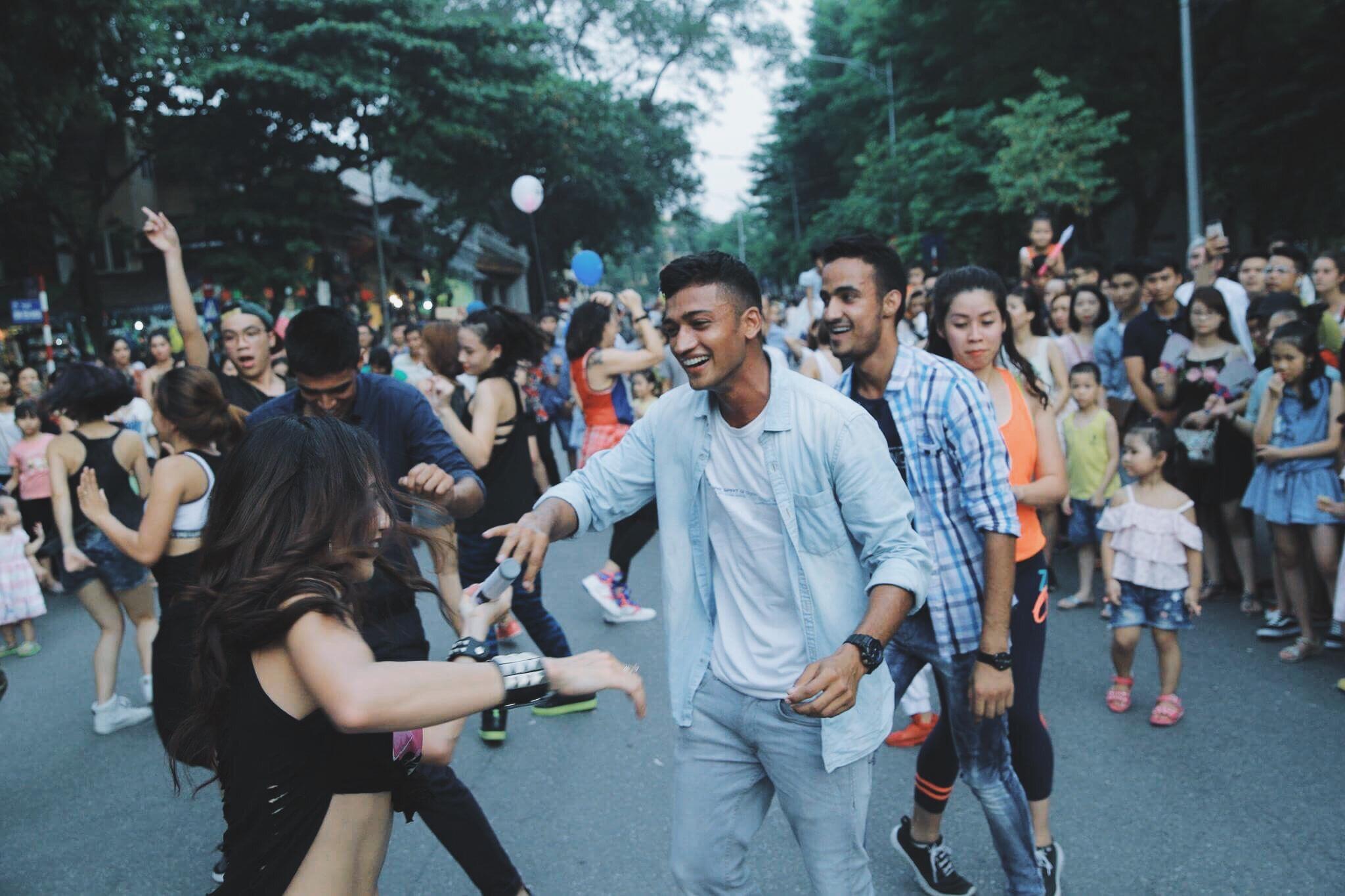 Hàng trăm em nhỏ náo loạn phố đi bộ với tiết mục nhảy múa sôi động-9