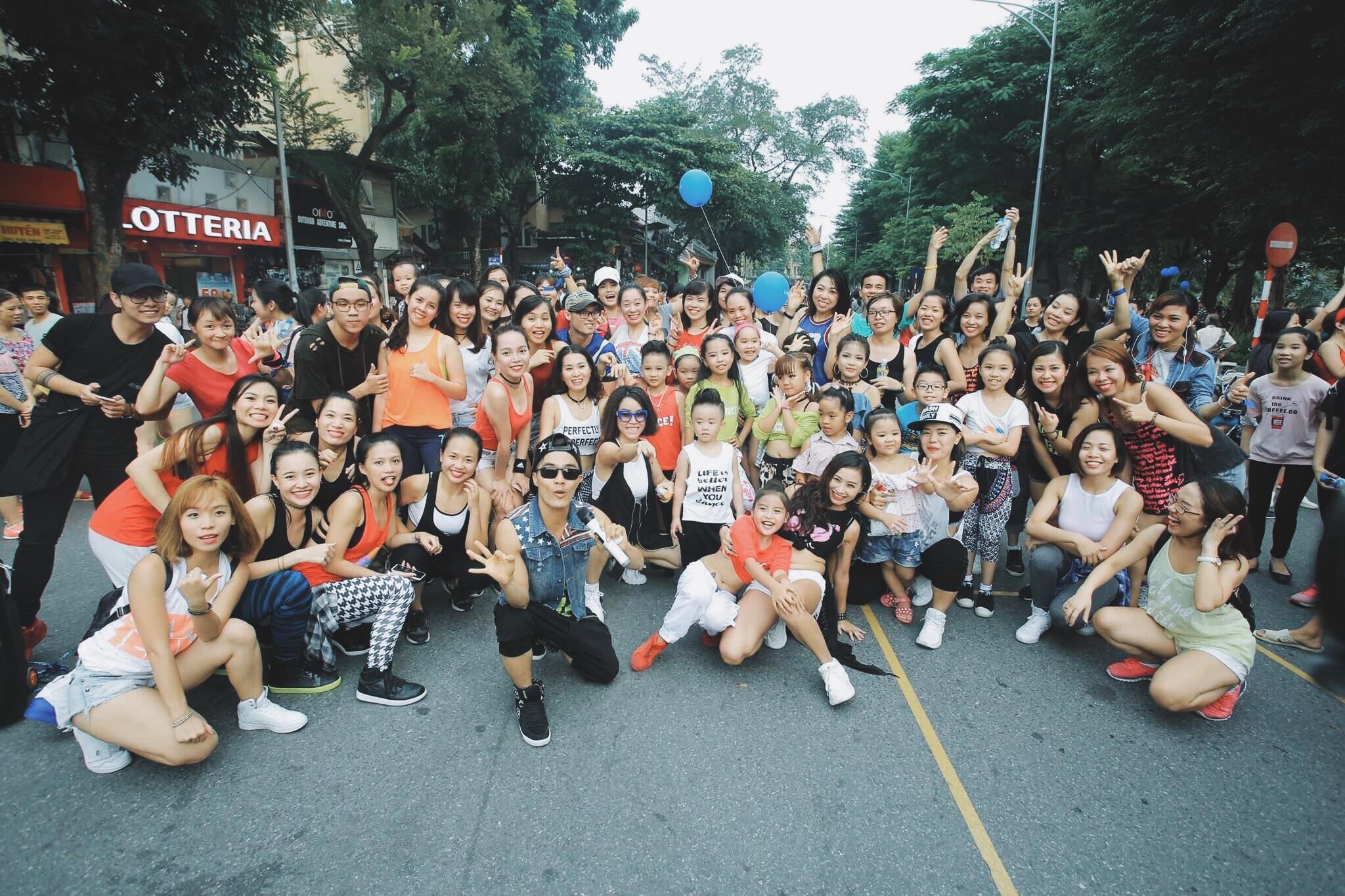 Hàng trăm em nhỏ náo loạn phố đi bộ với tiết mục nhảy múa sôi động-1