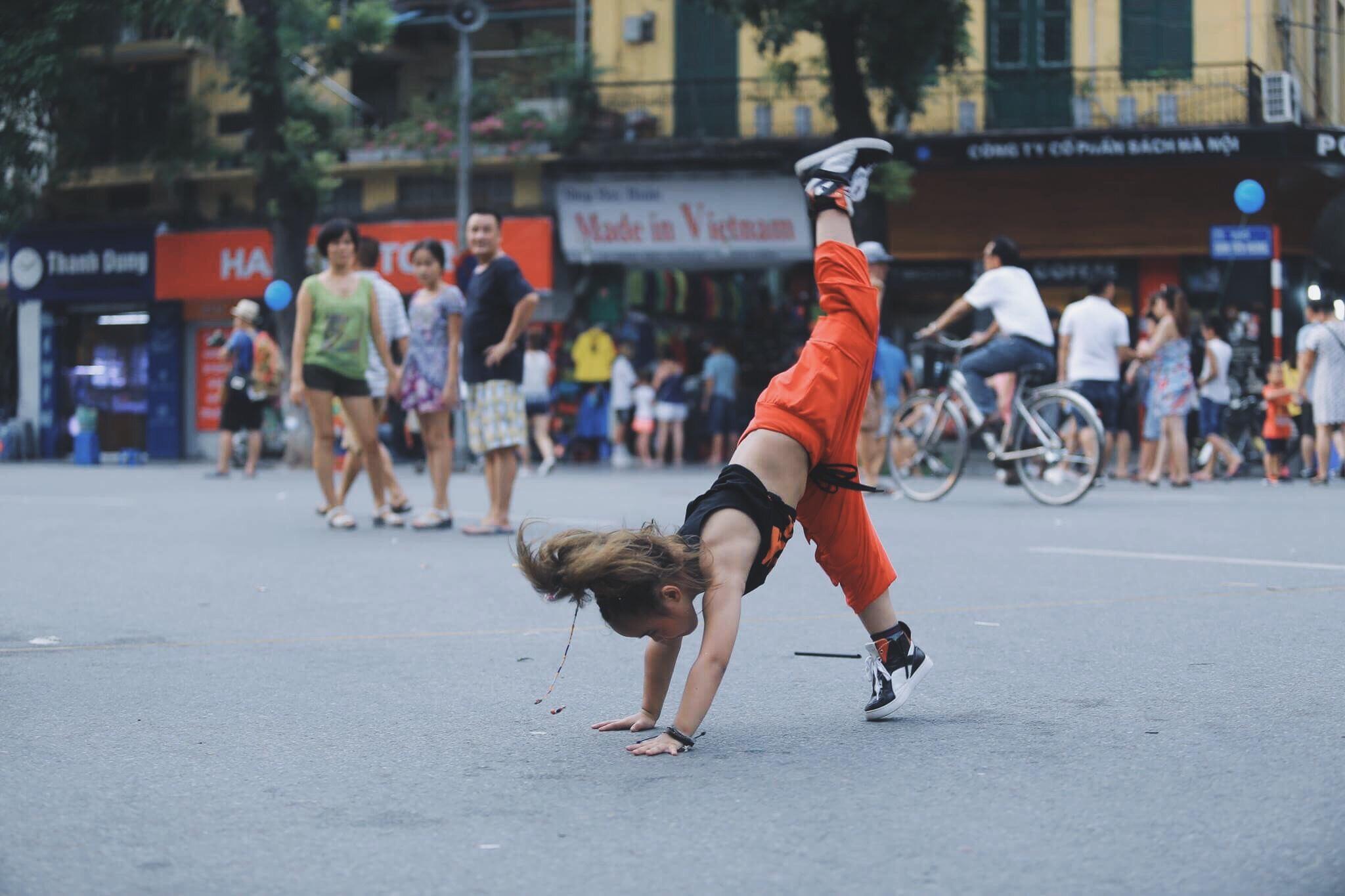 Hàng trăm em nhỏ náo loạn phố đi bộ với tiết mục nhảy múa sôi động-6