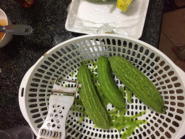 Cô nàng gọt mướp đắng bị dân tình cười bò vì siêu phẩm mướp đắng đội lốt dưa chuột-3