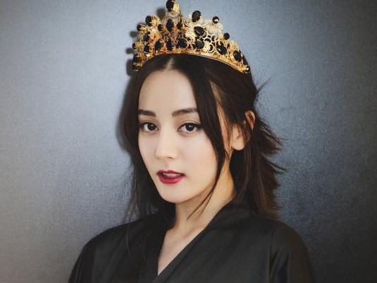 Địch Lệ Nhiệt Ba quá đỗi xinh đẹp và sang chảnh ở Tuần lễ thời trang Milan