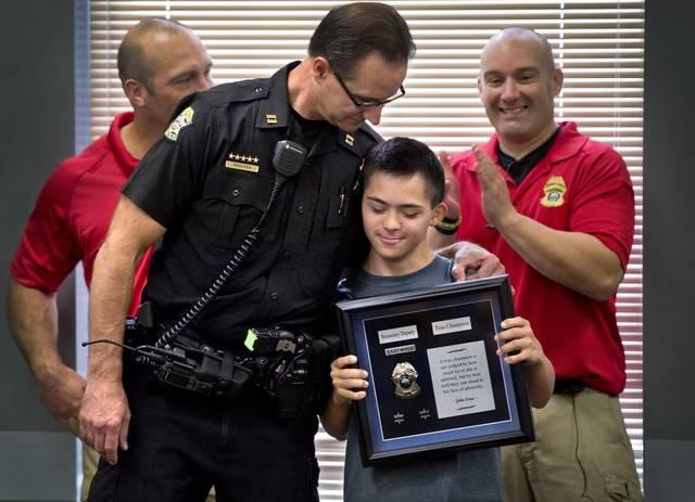 Cảnh sát trèo lên gác mái và nhìn thấy cảnh tượng kinh hoàng, bí mật của bà mẹ độc ác bị phơi bày-8