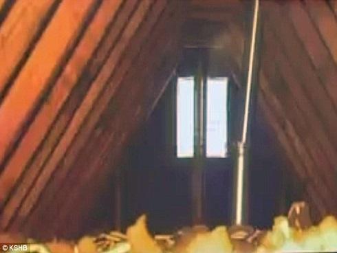 Cảnh sát trèo lên gác mái và nhìn thấy cảnh tượng kinh hoàng, bí mật của bà mẹ độc ác bị phơi bày