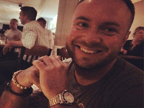 Chẳng ai hiểu vì sao người chồng này mua hoa tặng sinh nhật vợ cũ, lời giải thích của anh khiến ai cũng tâm đắc