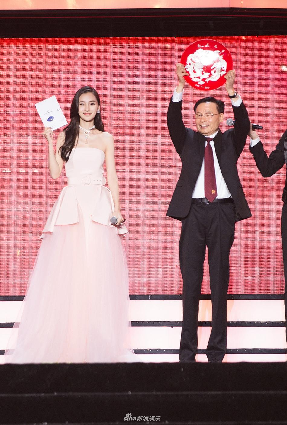 Vợ chồng Angela Baby và Huỳnh Hiểu Minh đến dự Liên hoan phim Kim Kê
