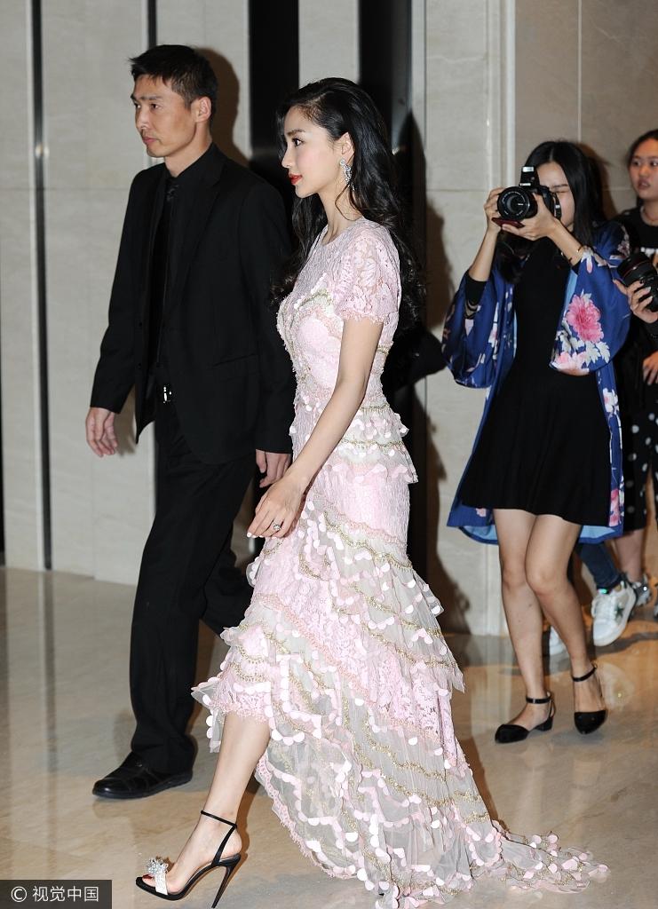 Angela Baby đẹp nao lòng trong loạt váy tông hồng mà không sến-4