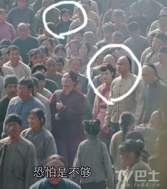 Năm ấy hoa nở trăng vừa tròn của Tôn Lệ lại bị soi lỗi sai hài hước-3