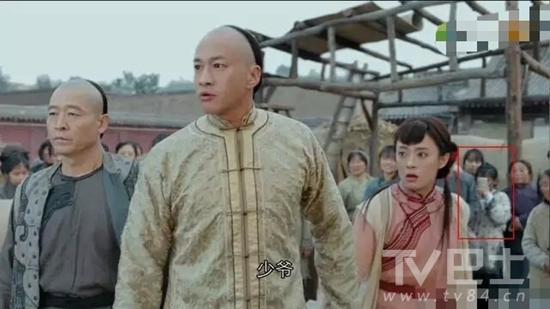 Năm ấy hoa nở trăng vừa tròn của Tôn Lệ lại bị soi lỗi sai hài hước-4