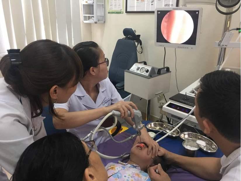 Bé 3 tuổi chảy máu mũi do nghịch dại với cục pin-1